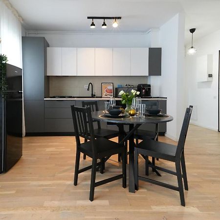 Maria - Modern Apartment With Parking And Workspace Bukarest Exteriör bild