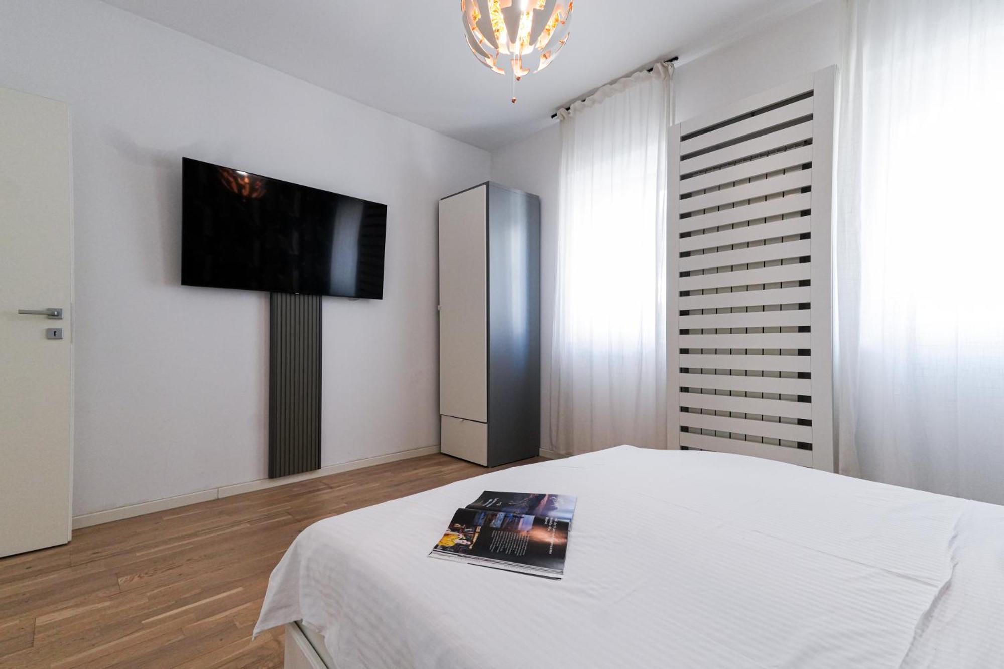 Maria - Modern Apartment With Parking And Workspace Bukarest Exteriör bild