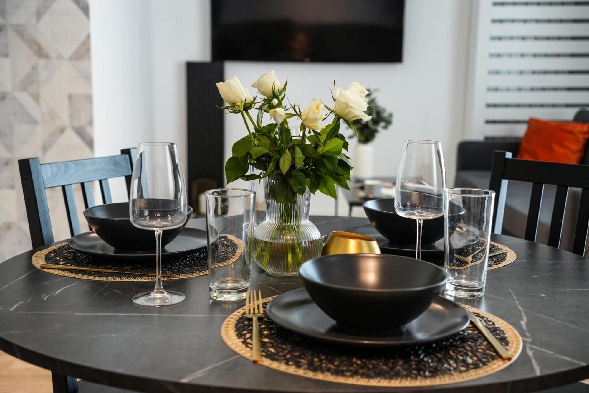 Maria - Modern Apartment With Parking And Workspace Bukarest Exteriör bild